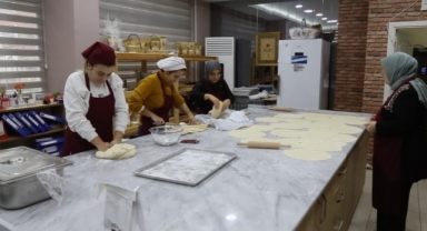 Gürsulu kadınlar çölyak hastası depremzedeler için erişte üretiyor