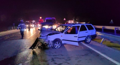 İnegöl'de iki otomobil çarpıştı: 6 yaralı