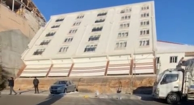 İnşaat mühendisi yan yatan bina'yı değerlendirdi