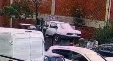 İş yerinin önünü kapatan aracı çöpe attılar!