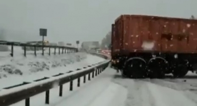 İstanbul yolu karda trafiğe kapanmıştı...İşte kaza anı