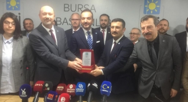 İYİ Parti’de Hasanoğlu koltuğa oturdu