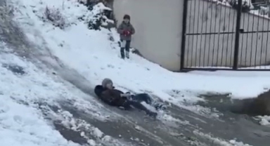 Kar'ın keyfini çocuklar çıkardı