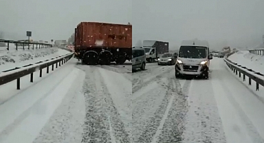 Karda kayan araçlar İstanbul yolunu trafiğe kapattı