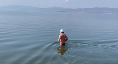 Kış soğuğuna aldırmadan İznik Gölü’ne girdiler
