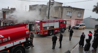 Metruk binada çıkan yangın korkuttu