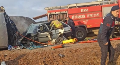 Minibüsle otomobil çarpıştı: 3 ölü 7 yaralı