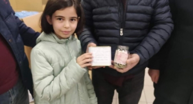 Minik Nisanur kumbarasını bağışladı