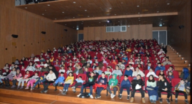Minik Öğrencilere Başkan Amcalarından Karne Hediyesi