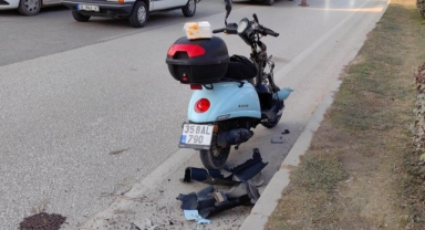 Motosikletin araca çarptığı kaza anı kamerada