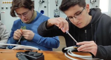 Öğrencilerin ürettiği prizler depremzedelere ışık olacak