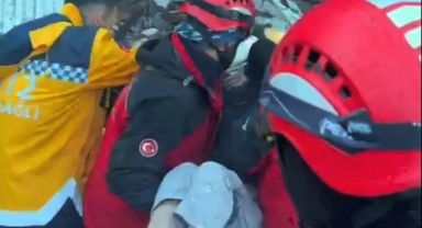 Osmangazili ekipler genç kızı enkaz altından çıkardı