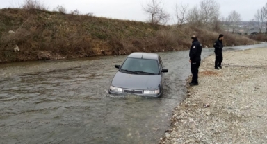 Otomobil dereye uçtu