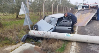 Otomobil elektrik direğine çarptı