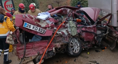 Otomobil ile kamyon çarpıştı: 5 ölü
