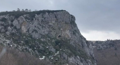 Şahinkaya Mağarası'na Türk bayrağı astı
