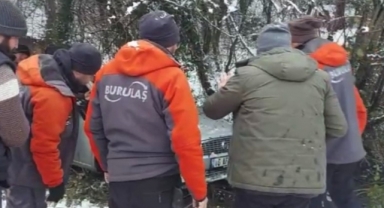 Şarampole uçan otomobilin yardımına otopark görevlileri koştu