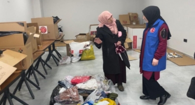 Şekernaz teyze afet bölgesine el işi örüyor