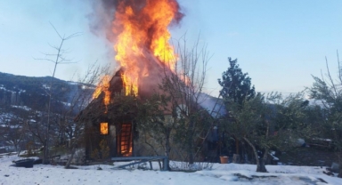 Şömineden çıkan yangın villayı küle çevirdi