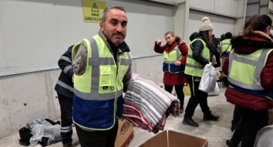 Tek koluyla depremzedelere yardım ediyor