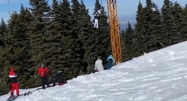 Uludağ’da bir kayakçı telesiyejde asılı kaldı