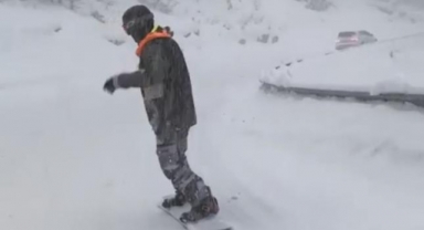 Uludağ yolunda yoğun trafikte snowboard yaptı