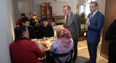 Üniversite Konukevi’nde kalan depremzede ailelere moral ziyareti