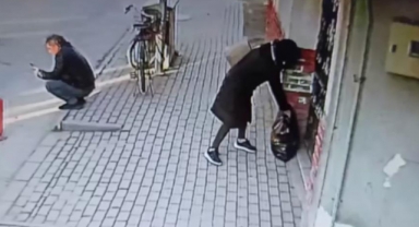 Yardım görevlisinin çantasını çalan kadın kamerada