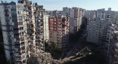 Yarısı yıkılan Mete Apartmanı havadan görüntülendi