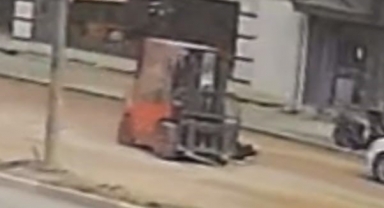 Yolun karşısına geçerken forkliftin çarptığı yaya yaralandı