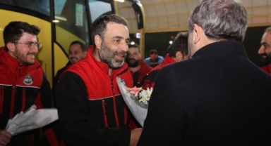 Yüreklerdeki ateşe bir damla su oldular