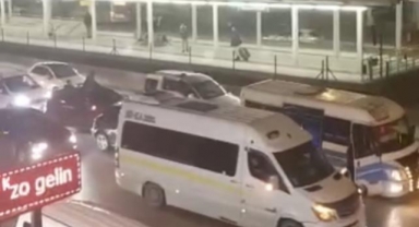 Asker konvoyu yapan gençler trafiği kilitledi