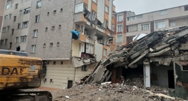 Bahçelievler'de yıkımı yapılan bina komşu binanın üstüne çöktü