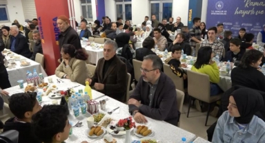 Bakan Kasapoğlu depremzedelerle birlikte iftarını yaptı