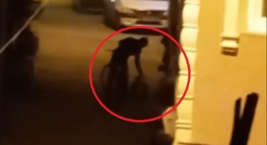 Bisikletli yakıt hırsızları, vatandaşın bağırmasıyla böyle kaçtı