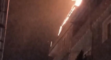 Bursa'da binanın çatısı alev alev yandı