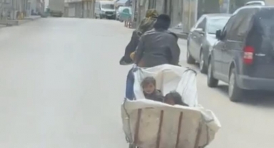 Çocuklarını çekçek arabasıyla taşıdılar