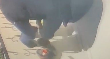 Daire önündeki ayakkabıları kendi ayakkabılarını ile değiştirdi