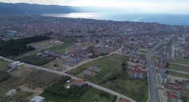 Deprem sorası İznik'e akın var