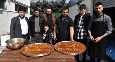 Depremzede vatandaştan künefeli teşekkür