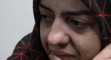 Depremzedenin yaktığı ağıt, salondakileri ağlattı