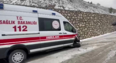 Freni boşalan tır, ambulans ve 3 araca çarptı