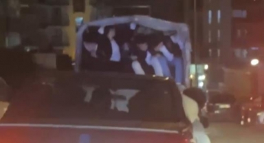 Gençlerin kamyonet arkasındaki tehlikeli yolculuğu kameralarda