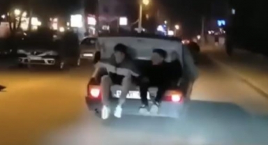 Gençlerin otomobil bagajındaki tehlikeli yolculuğu