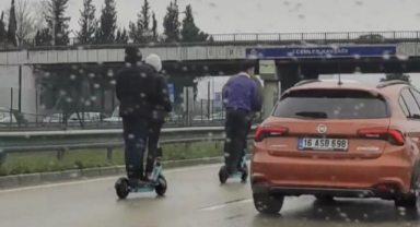 Gençlerin tehlikeli scooter yolculuğu kamerada