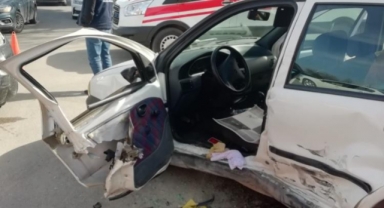 Hafif ticari araç ile otomobil çarpıştı: 2 yaralı