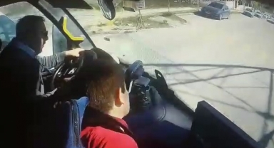 Halk otobüsünde panik anları kamerada