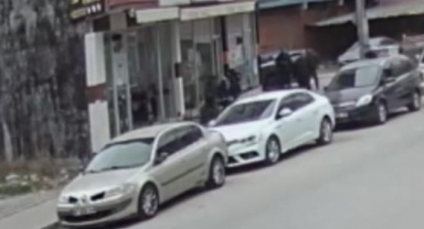 Kiracısına kızan mülk sahibi camı çerçeveyi kırdı