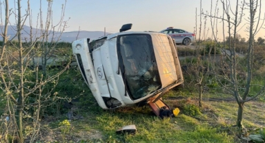 Kontrolden çıkan kamyonet şarampole uçtu: 2 yaralı