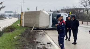 Kontrolden çıkan kamyonet yan yattı: 1 yaralı
